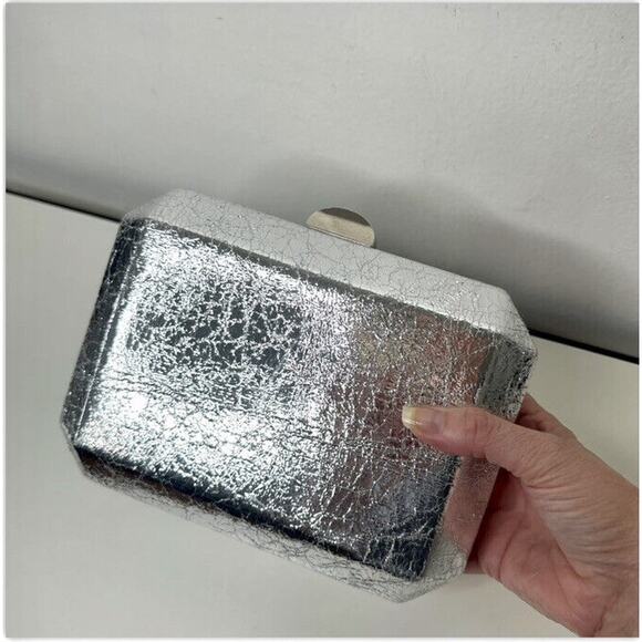 Lulus Handbags - Lulu's Silver Metallic Krinkle Box Snap Close Clutch Purse & Chain Strap